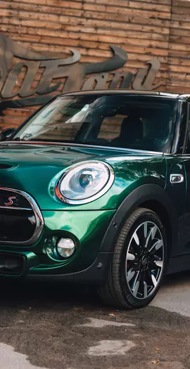Оклеили Mini Cooper цветным полиуретаном, заменили хромированные детали, окрасили диски и суппорта, выполнили комплекс детейлинг-услуг и техническое обслуживание